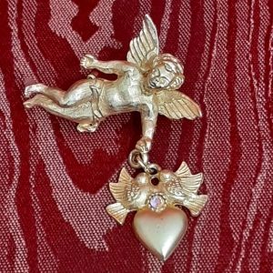ANGEL W/HEART BROOCH/PIN GOLD TONE CHRISTIAN FAITH RELIGIOUS GIFT FASHION